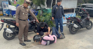 ห้ามกันวุ่นหวิดปะทะกลุ่มเพื่อนสองฝ่ายหลังตำรวจคุมตัวผู้ต้องหาทำแผน