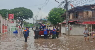 อ่างทอง – พนังกั้นน้ำเจ้าพระยาใต้เชิงสะพานป่าโมกพังน้ำไหลทะลักเข้าตลาดป่าโมกสูงกว่า1เมตร