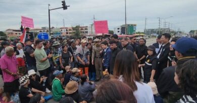 ชาวบ้านอยุธยาสุดทน! ปิดถนนประท้วงน้ำท่วมซ้ำซาก ร้องรัฐเร่งระบายน้ำ