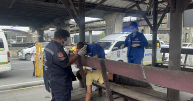 พบชายปริศนาคาดถูกซ้อมจนสาหัสนอนอยู่ในศาลาริมถนน กู้ชีพเร่งยื้อชีวิตวอนโซเชี่ยวตามหาญาติ