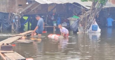 ปทุมธานี – ระดับน้ำเจ้าพระยาขึ้นถึงขอบถนนชาวบ้านเร่งทำสะพานชั่วคราวจากถังน้ำมัน 200 ลิตรเพื่อเข้าออกบ้าน