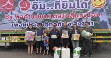 ปทุมธานี – ตลาดสี่มุมเมืองส่งใจช่วยใต้ระดมผัก ผลไม้ ของจำเป็นกว่าตัน ส่งถึงโรงครัวพระราชทานหาดใหญ่ บรรเทาภัยน้ำท่วม