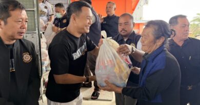 ปทุมธานี – อดีตสส.ลุยต่อเนื่องวันที่2แจกถุงยังชีพกว่า2,000 ชุดถึงมือชาวสามโคกฝั่งตะวันตก