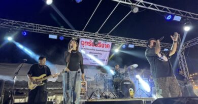 ปทุมธานี – นักร้องนักดนตรีชาวปทุมกว่าร้อยชีวิต จัดคอนเสิร์ตช่วยเหลือประชาชนที่ถูกน้ำท่วมในภาคใต้