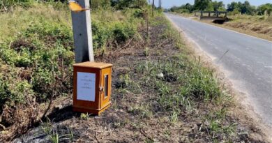 นครนายก – สุดงง ตู้บริจาคตั้งริมถนน คิดว่าเสาหลักกิโล โพสต์หาเจ้าของและนำส่งคืนให้วัด