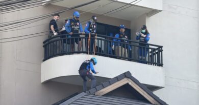 เกิดเหตุระทึกขวัญกลางเมืองหาดใหญ่ เมื่อหนุ่มลูกครึ่งไทย-มาเลเซีย วัย 17 ปี ซึ่งมีอาการป่วยโรคซึมเศร้า พยายามกระโดดตึกโรงแรมสูง 7 ชั้น บริเวณถนนราษฎร์อุทิศเขต 8 แต่รอดอย่างเหลือเชื่อ ร่างตกลงไปค้างอยู่บริเวณจั่วใต้หลังคาชั้น 3 เจ้าหน้าที่กู้ภัยต้องใช้เชือกโรยตัวเข้าช่วยเหลือ เร่งนำส่งโรงพยาบาล