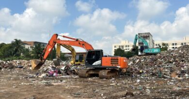 วิกฤตขยะหาดใหญ่กองขยะภูเขาสูงท่วมแยกสะพานดำหลังน้ำท่วมใหญ่เร่งระดมแม็คโครเคลียร์พื้นที่ 24 ชม.