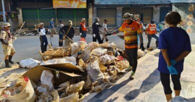 อส.ชลบุรีระดมพล 72นายลุยน้ำท่วมสงขลากู้ภัยฟื้นฟู หลังบ้านถูกน้ำซัด