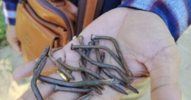 📰 ชาวบางสะพานผวา! พบตะปูเรือใบโปรยเกลื่อนถนนทั้งซอย–รถบรรทุกยางรั่วเสียหาย ตำรวจเร่งตามจับคนก่อเหตุ