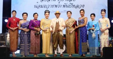 ผู้ว่าฯ ประจวบคีรีขันธ์ เปิดงานเดินแบบ “ชุดไทยพระราชนิยม” สุดวิจิตร จุดประกายสืบสานภูษาศิลป์ถวายพระพันปีหลวง