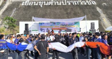 นครนายก – สมาคมส่งเสริมการท่องเที่ยวนครนายก จัดกิจกรรมส่งเสริมการท่อง เที่ยวจังหวัดนครนายก Nakhonnayok Bike Week Festival 1 แปรอักษร อัญเชิญธงชาติไทยผืนใหญ่ยาว 100 เมตรกว้าง 20 เมตร