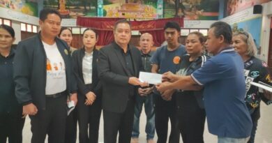 ปทุมธานีผวจ.รุดเยี่ยมครอบครัวพลทหารวายุวีรบุรุษเสียชีวิตเหตุปะทะชายแดนสุรินทร์