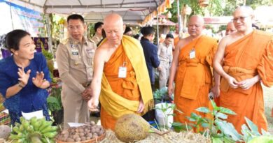 ผู้ว่าราชการจังหวัดมุกดาหารให้การต้อนรับคณะกรรมการติดตามโครงการ วัด ประชา รัฐ สร้างสุข