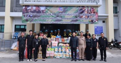 นายนริศ นิรามัยวงศ์ผู้ว่าราชการจังหวัดชลบุรีรับมอบสิ่งของบริจาค ทั้งอาหารและของจำเป็นเพื่อนำไปส่งต่อเป็นกำลังใจและช่วยเหลือพี่น้องประชาชนที่ได้รับผลกระทบจากสถานการณ์ความไม่สงบในพื้นที่ชายแดนไทย–กัมพูชา