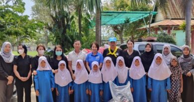 เจ้าหน้าตำรวจ สภ.คอหงษ์ ร่วมกับ สภ หาดใหญ่นำกำลังตำรวจลงพื้นที่มอบถุงยังชีพช่วยเหลือผู้ประสบอุทกภัย