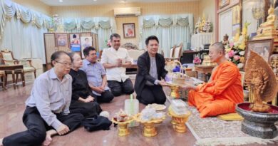 17 ธันวาคม 2568 นายมนิตย์ สีฆสัมบันน์ ประธานสภาอุตสาหกรรมท่องเที่ยวจังหวัดพิษณุโลก นายกสมาคมสหพันธ์ท่องเที่ยวภาคเหนือจังหวัดพิษณุโลก ผศ. ดร. ปริญญา จิตอร่าม ผู้อำนวยการวิทยาลัยการสาธารณสุขสิรินธรจังหวัดพิษณุโลก อาจารย์หมอพิพัฒน์ อาจารย์ประจำคณะแพทย์แผนไทย สมุนไพร อาจารย์หมอนาวิน เหมือนมี อาจารย์คณะ แพทย์แผนไทย สมุนไพร วิทยาลัยการสาธารณสุขสิรินธรจังหวัดพิษณุโลก