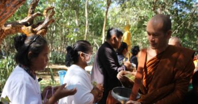 ร้อยเอ็ด – รองผู้ว่าราชการจังหวัดร้อยเอ็ด นำพุทธศาสนิกชนทำบุญตักบาตรคณะสงฆ์วิปัสสนากัมมัฏฐาน เฉลิมพระเกียรติ ณ วัดป่าสุขวัฒน์ อำเภอธวัชบุรี