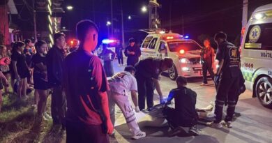 หนุ่มชาวกังหันลม ขี่ จยย.เสียหลัก ชุดพ่วงลากดับคาที่