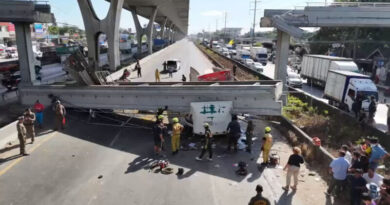 ข่าวคืบหน้า บรรทุกเกี่ยวคานสะพานลอยถล่มทับรถบนถนนบางนา-ตราด