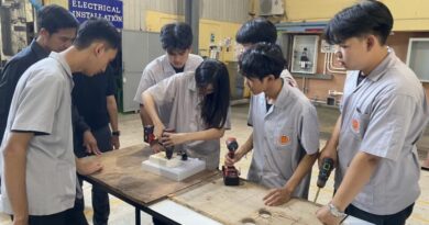 จังหวัดลพบุรี – นศ.เทคนิคเร่งประกอบชุดควบคุมไฟฟ้าให้ กฟภ.ส่งถึงหาดใหญ่