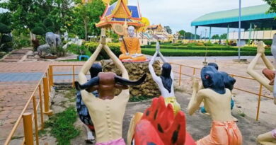 อ่างทอง – แห่ไหว้พระหลวงพ่อใหญ่วัดม่วงตำนานสายมูแห่งเมืองอ่างทอง โดยมีความเชื่อว่า หากใช้มือสัมผัสที่ปลายนิ้วของหลวงพ่อใหญ่ ท่านประทานพรให้เติบโต เจริญก้าวหน้าในอาชีพการงาน เป็นสิริมงคล