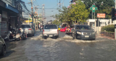 น้ำทะเลหนุนสูง ทำน้ำเจ้าพระยาเอ่อล้นท่วมปากน้ำหลายจุดเช้านี้