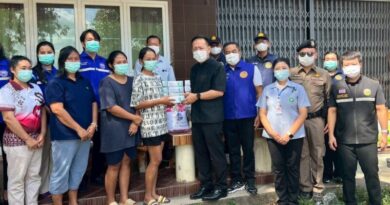 ผู้ว่าฯชลบุรี”นริศ นิรามัยวงศ์”ลงพื้นที่ให้กำลังใจเจ้าหน้าที่และเยี่ยมดูแลประชาชนหลังเหตุเพลิงไหม้ ย้ำเฝ้าระวังสิ่งแวดล้อม มอบสิ่งของจำเป็นถึงมือชาวบ้าน